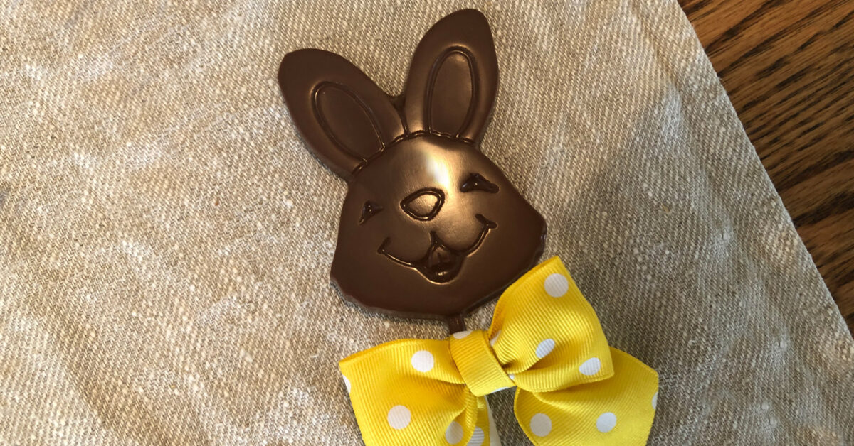 Lapin noeud papillon au chocolat au lait